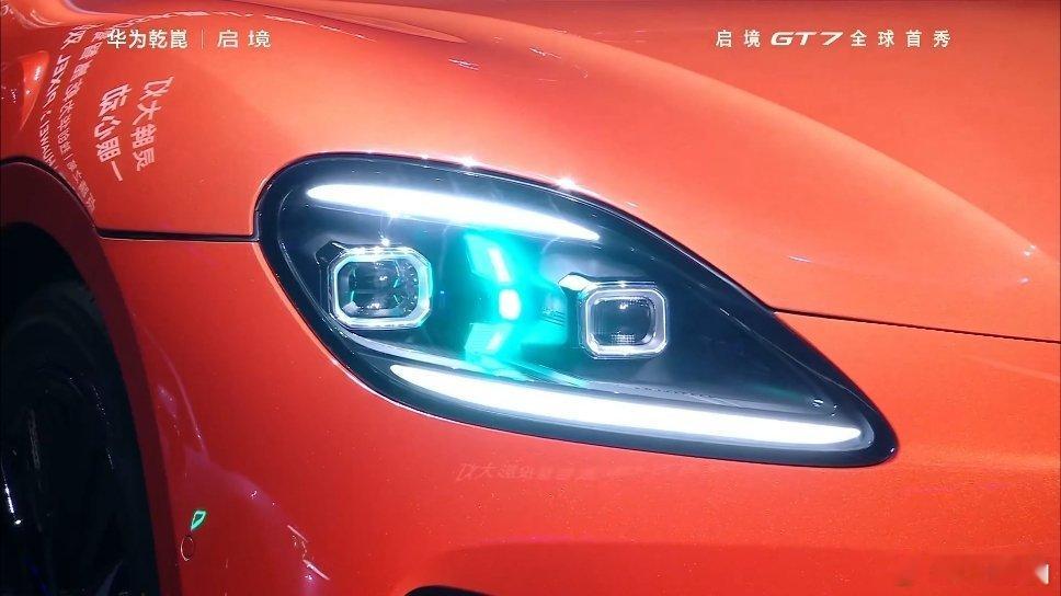 启境GT7这个小蓝灯很特别！大灯、尾灯、侧面都有，尾部的漫反射灯尺寸这么大，都不