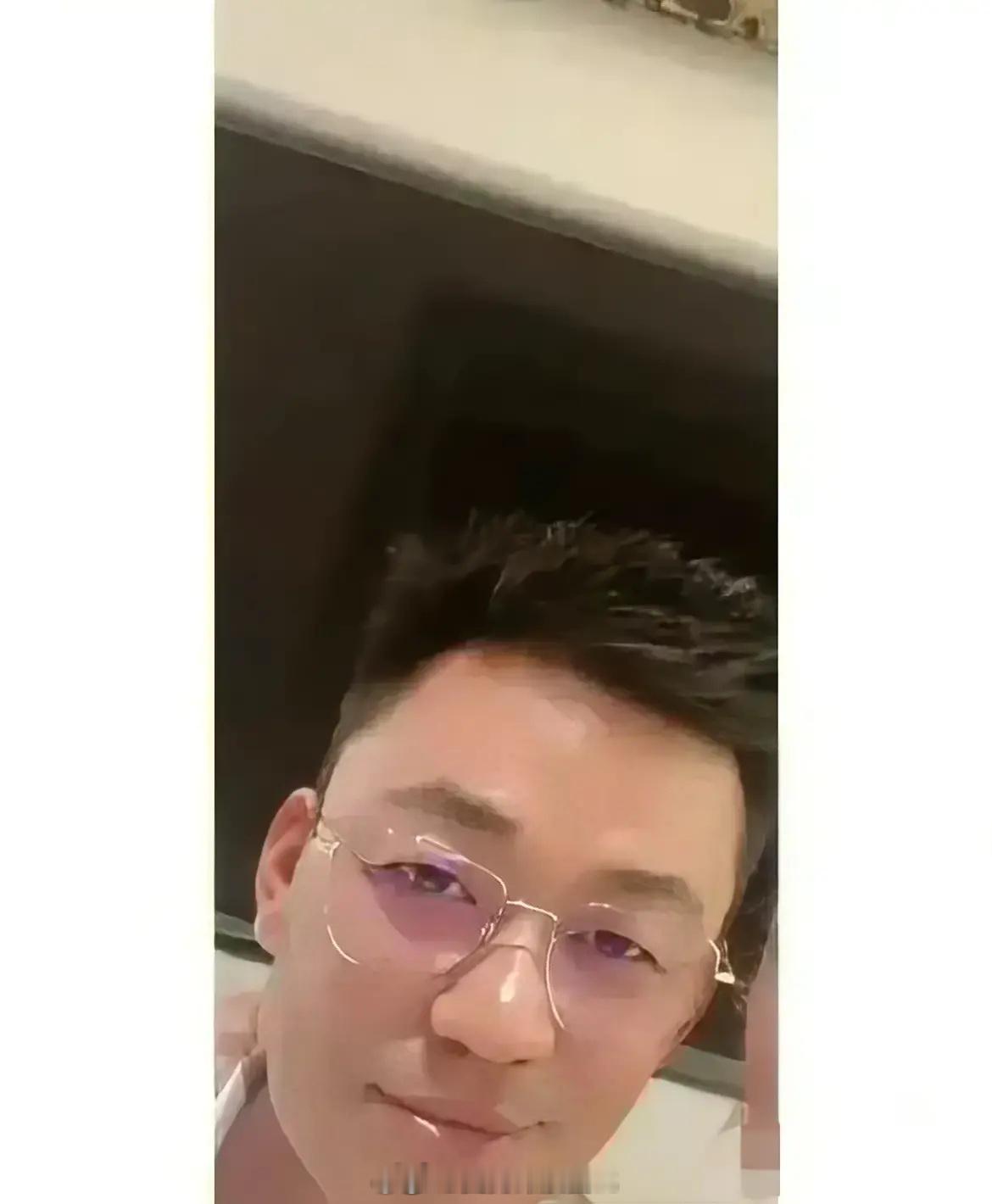 这竟然是王宝强！！一眼看去还以为是汪小菲呢，果然有钱能使人改头换面 