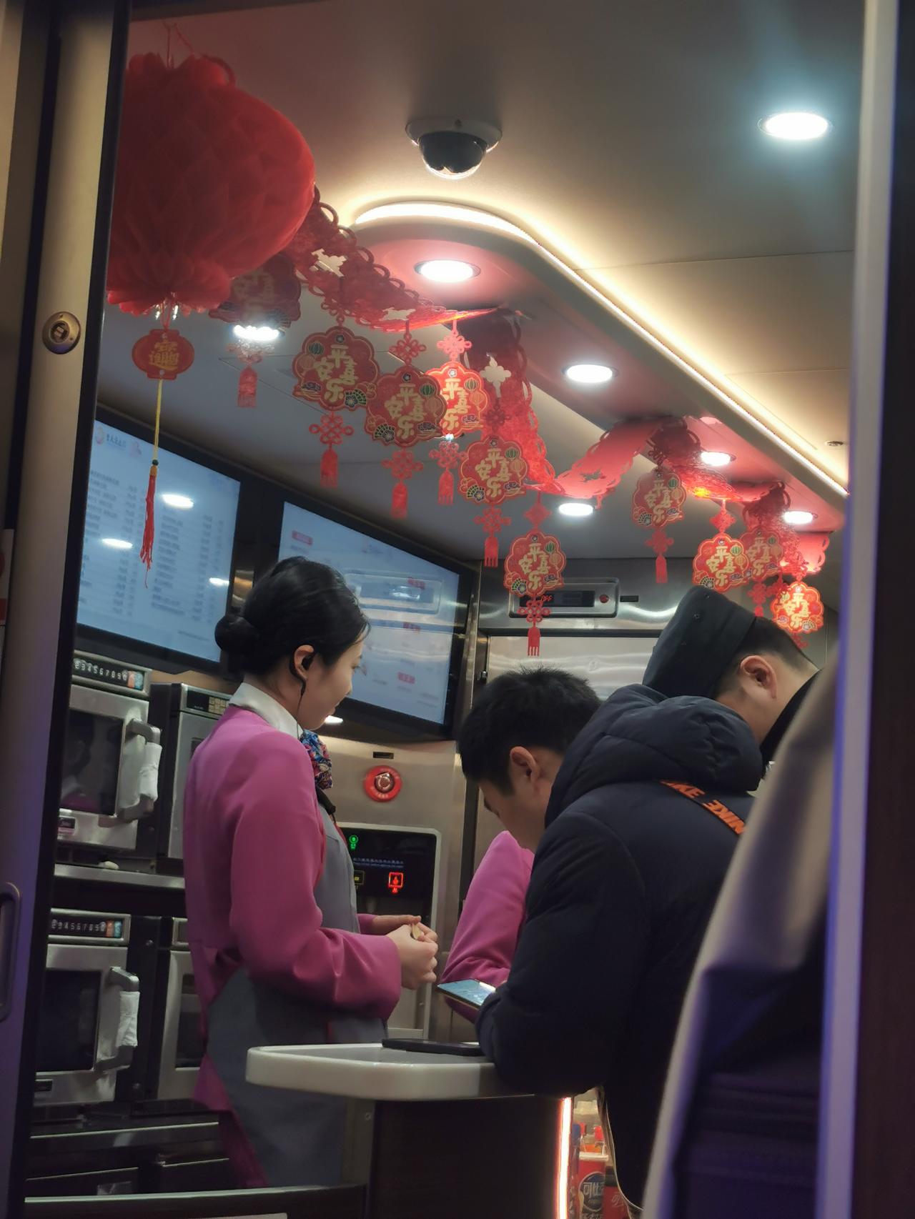 我们的高铁上都营造的如此浓烈的节日氛围。我们的春节元宵文化无处不在，真就是文化的