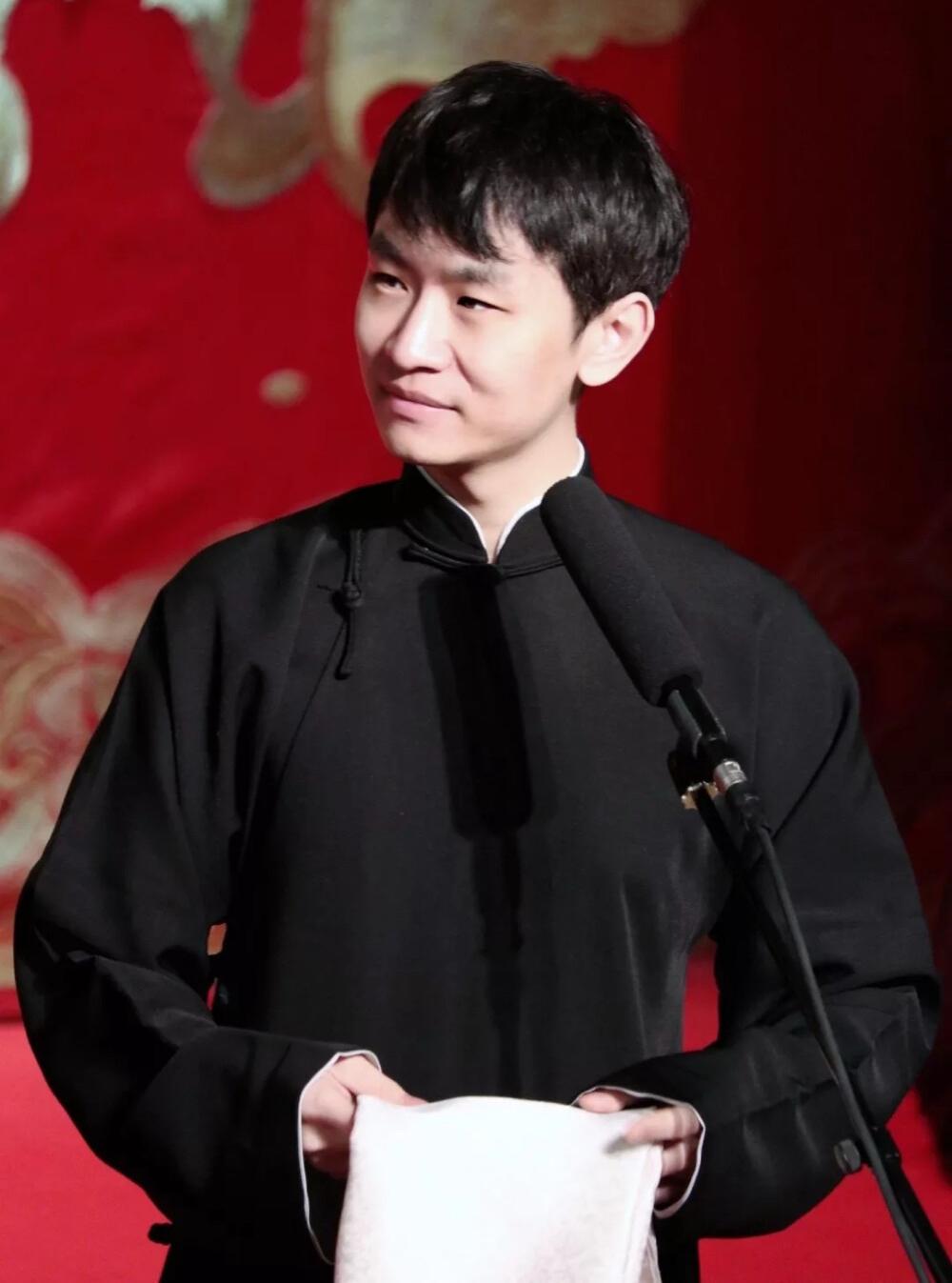 【高峰前徒弟宋艺下场回应搭档郭霄汉，在德云社处境可见一斑！】
近日，高峰前徒弟、