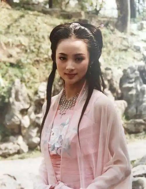 她是历史上第一位以家传经学被任命为国家博士的女性，凭一己之力保住了濒临断绝的周礼