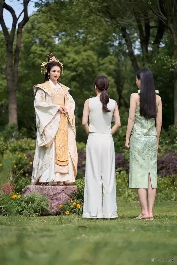 6月26日，一组刘涛的神女照片曝光。

刘涛身穿神女造型，头顶金色的发饰。

刘