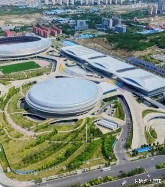 【可悲又可笑，这只能显得美国基建水平太弱】
有社交博主发布了中美体育馆对比图，显