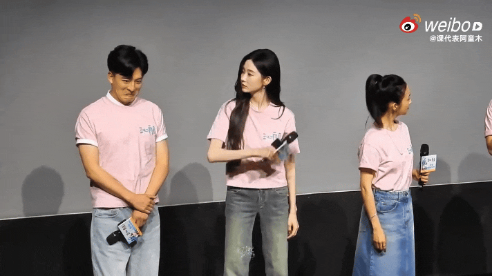 张艺凡偷偷搞抽象张艺凡路演偷偷搞抽象 00后最喜欢整活了，哪怕是明星也不例外，张