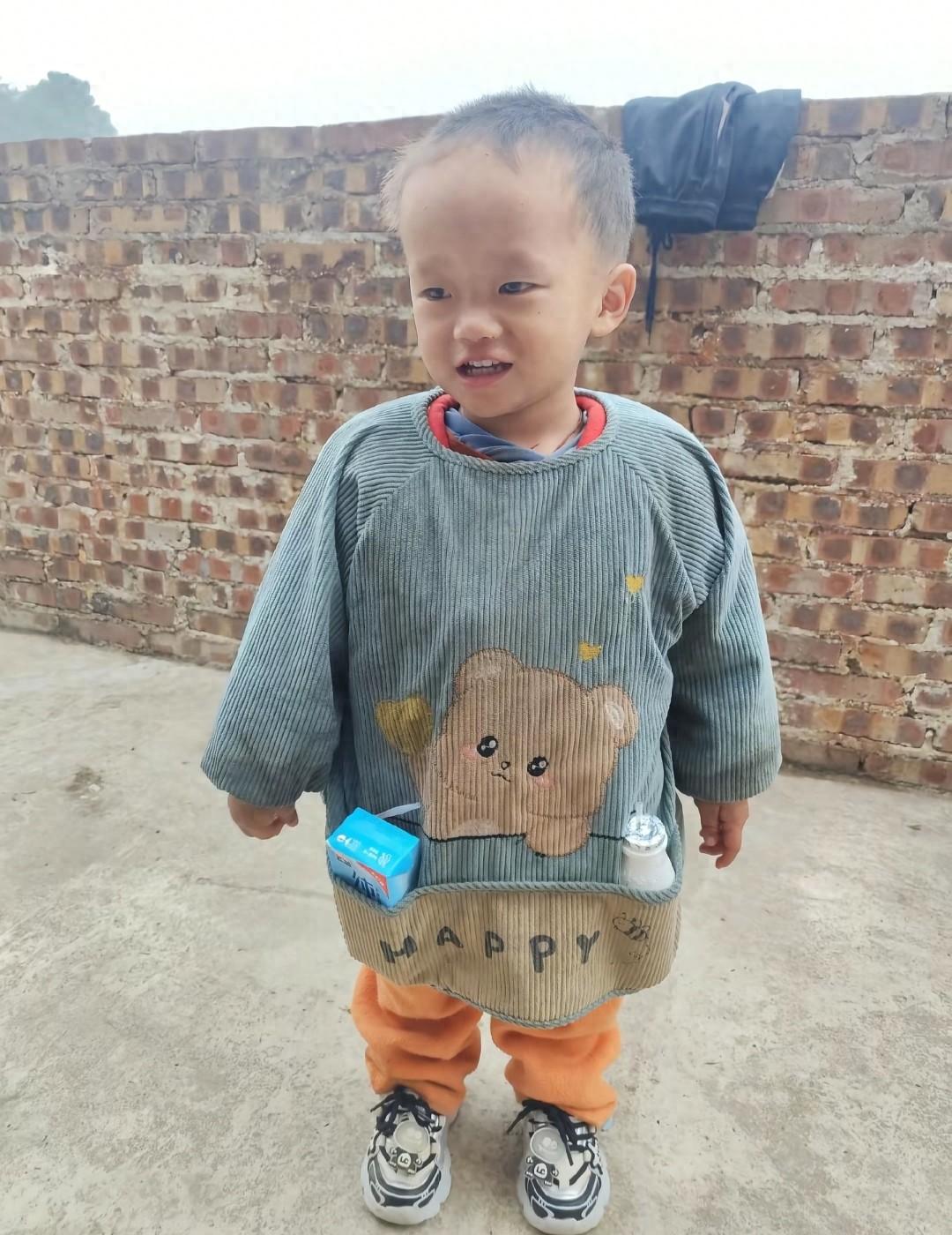 广西玉林，一3岁的男童和9岁的姑姑到太姥姥的家中玩耍，小姑姑回家之后，老人将男童