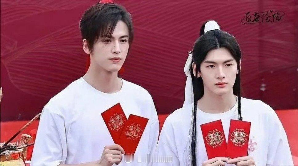 才发现🥝现在播的两部戏是吉星高照的两个男主对打 