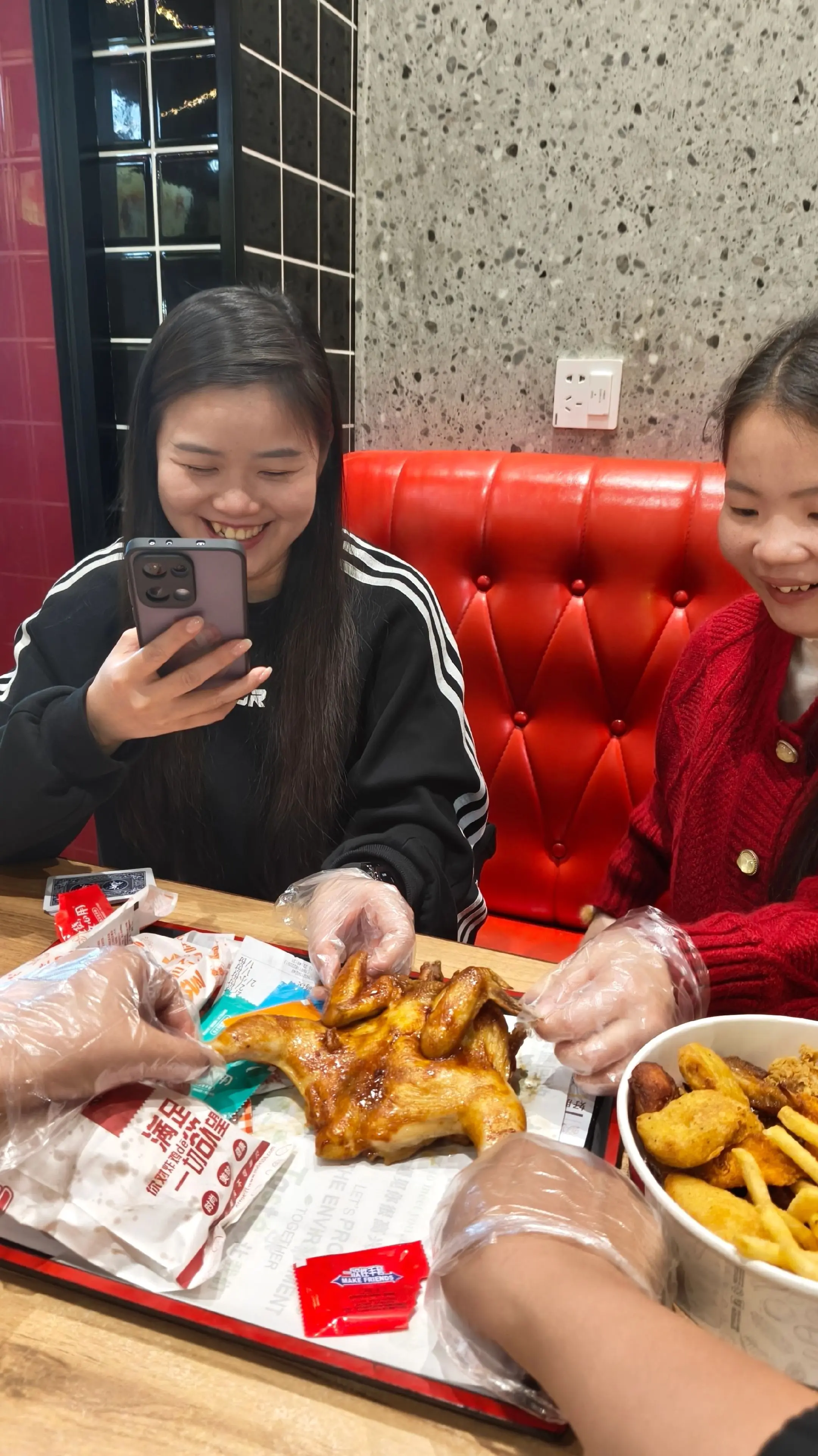 一起长大的发小，难得一聚。