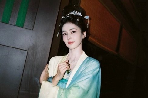 白鹿[超话]  你是生活中的一束光，照亮你我整个世界。白鹿🥀白鹿王韵娜 ​​​