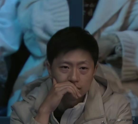 马龙伦敦观赛的眼神充满复杂情绪。
在今天男乒比赛中镜头给到了马龙。曾经的龙队看到