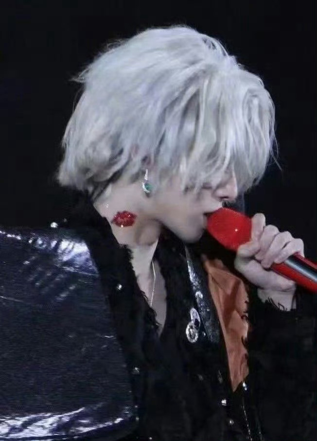 华晨宇自责华晨宇直播哭了 华晨宇开演唱会前都是直接搞基建来的！！每一次都像是给粉