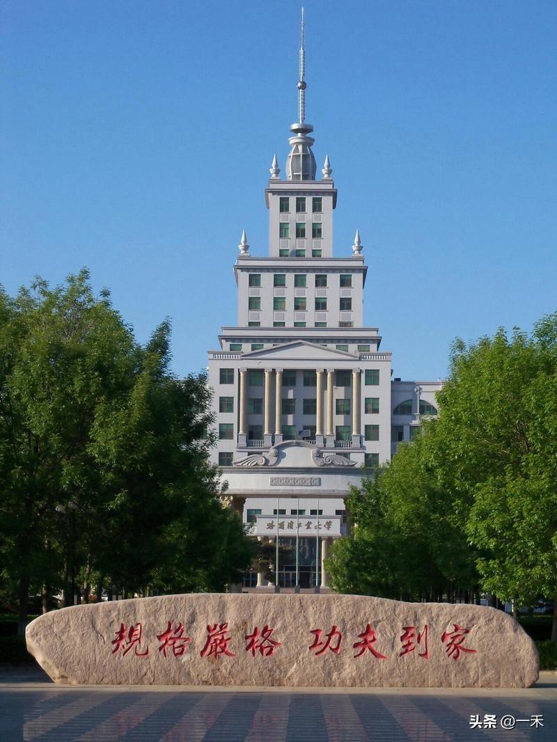 全网刷屏！哈工大放弃豪华录取礼盒，一张素纸封神，格局彻底拉满
 
每年高考季，各