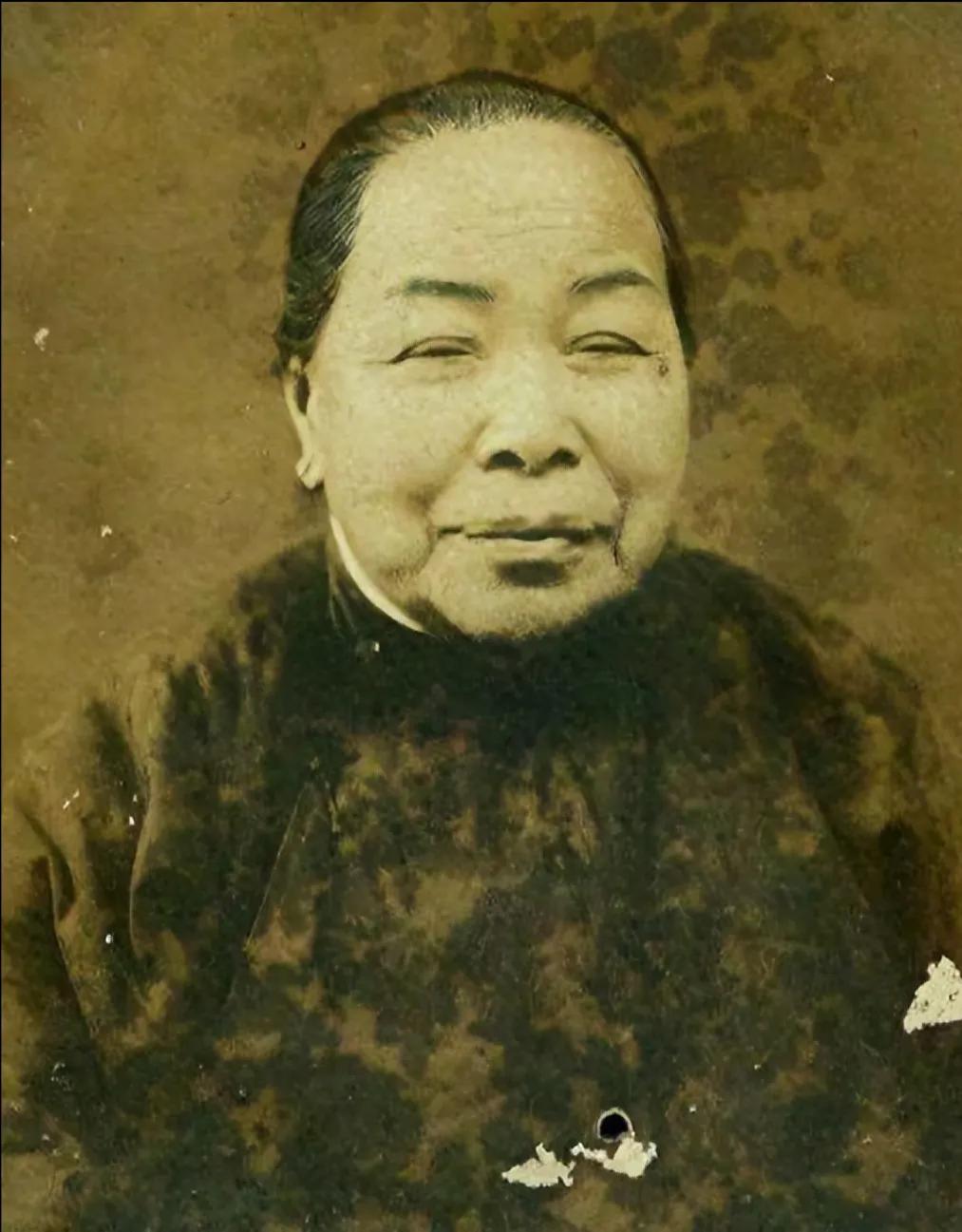 1965年台北松山机场内戒备森严，78岁早已权倾一世的蒋介石不顾周围侍卫的搀扶，