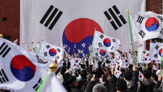 8月15日韩国光复节，美国贺电刚到，中国贺电又到了。24小时之内，中美两份贺电前