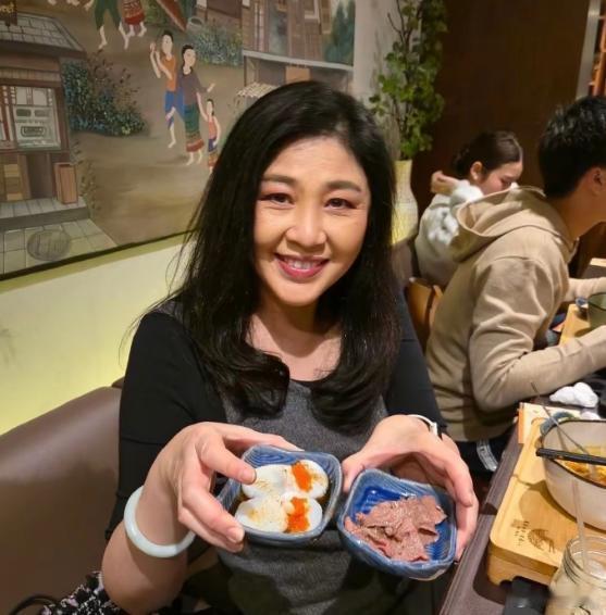 56岁的英拉探望在伦敦上学的儿子，秀出了美食，众所周知当地最好吃的就是外国菜。 