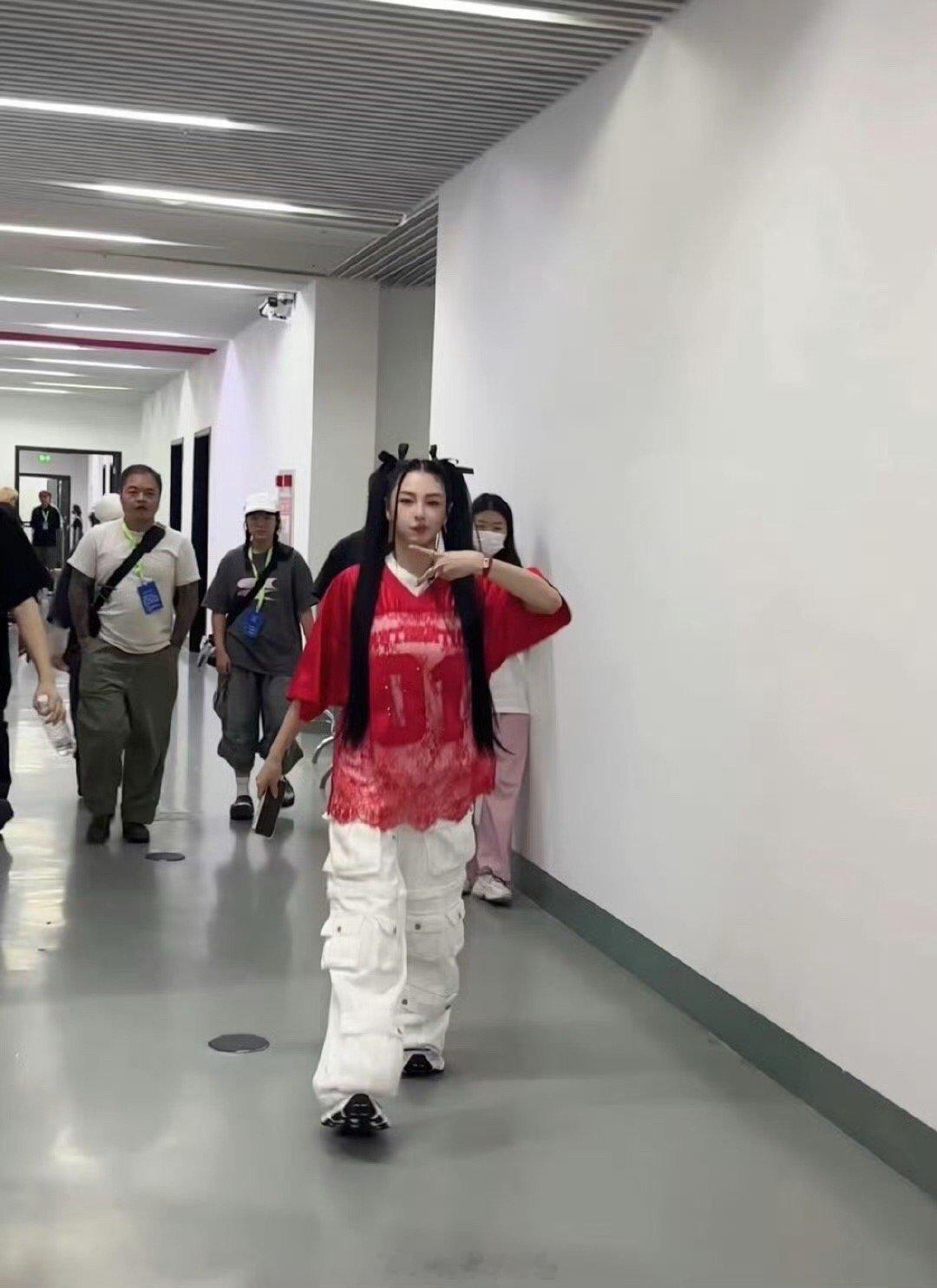 #张雨绮蕾丝球衣叠穿#小姐姐的穿搭总是会让人眼前一亮，这个蕾丝球衣叠穿法又酷又飒