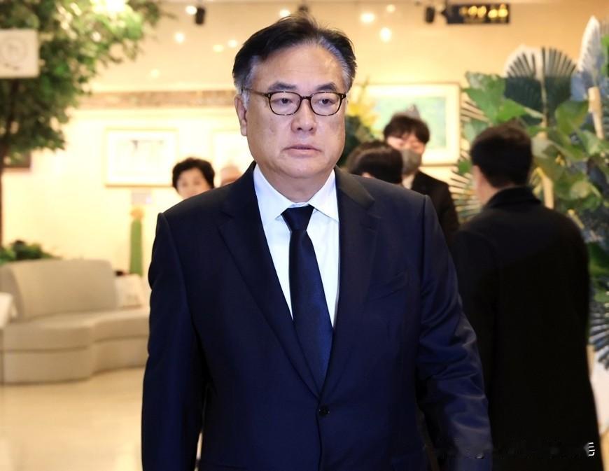 2月8日，韩国警方传唤前总统室秘书室长郑镇硕，调查“尹总统室电脑初始化”案。该案