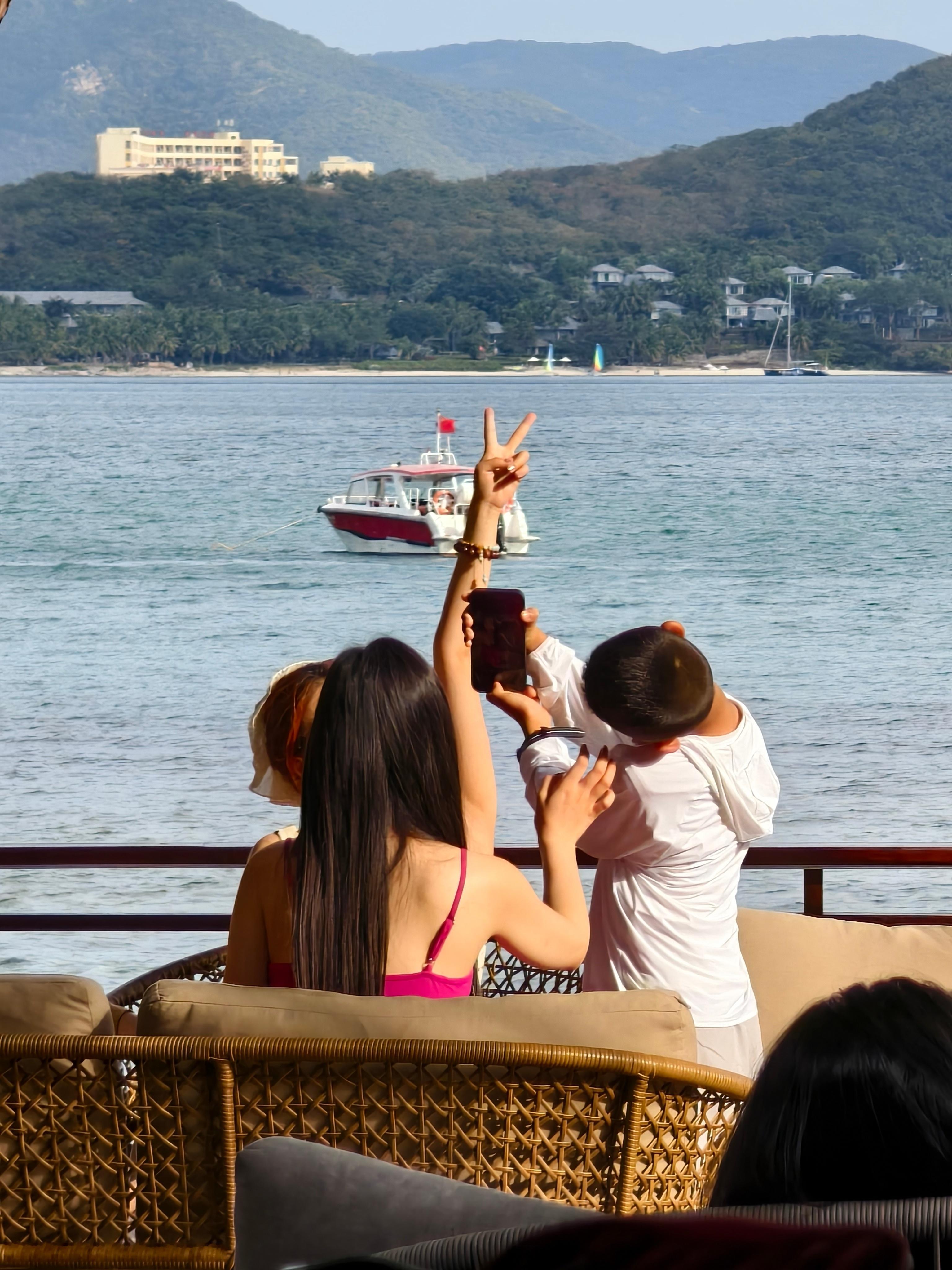 宝宝长大了....就会成为妈妈的人肉自拍杆[馋嘴] 