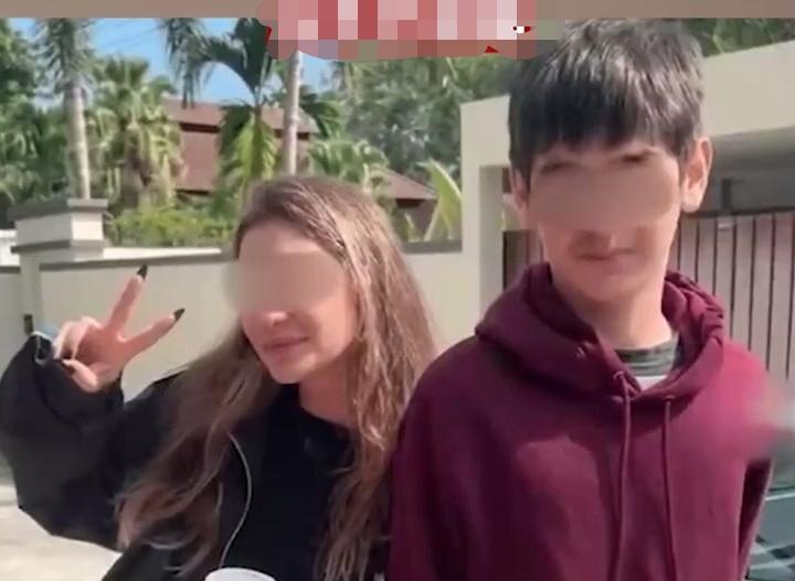 泰国总理阿努廷突然取消全部行程，乘直升机赶往春武里府一片树林。警方刚在那里挖出失