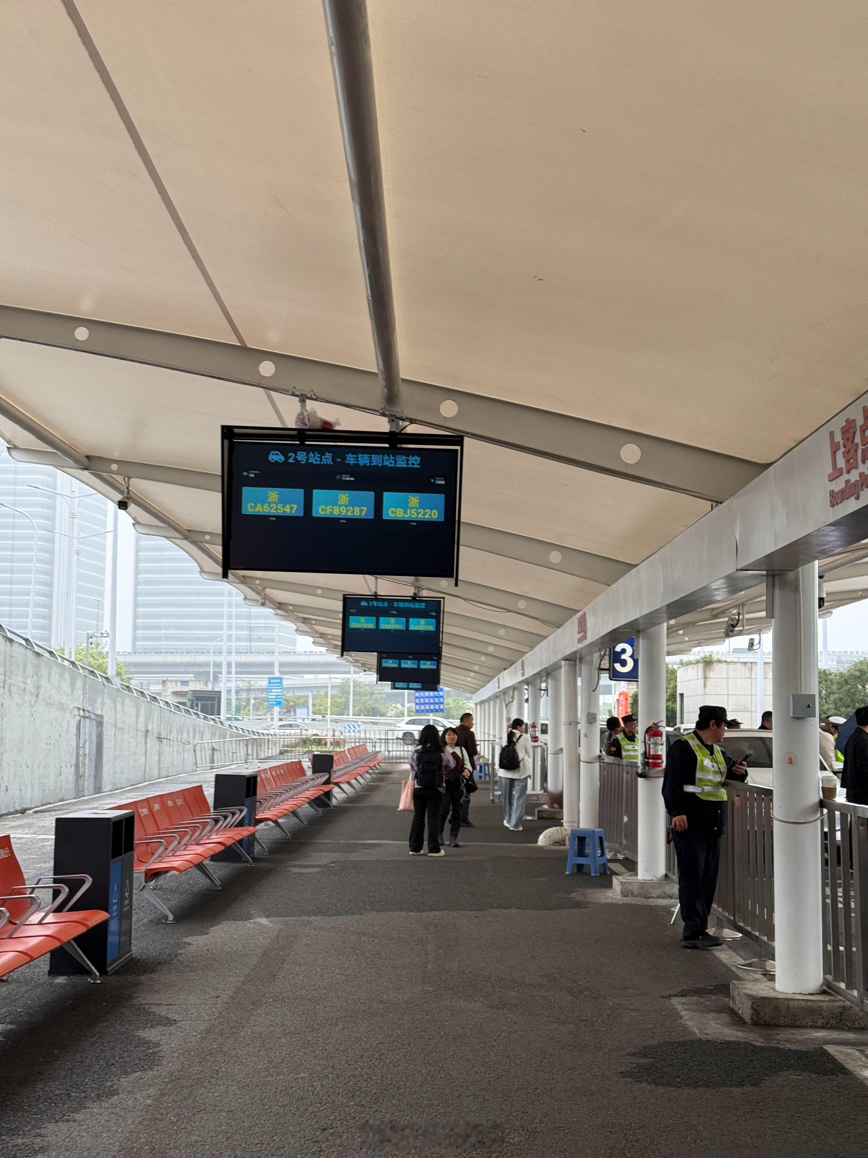 回温州了，感觉温州现在的建设规划还不错。温州南站出站到网约车点，路线规划清晰，搭