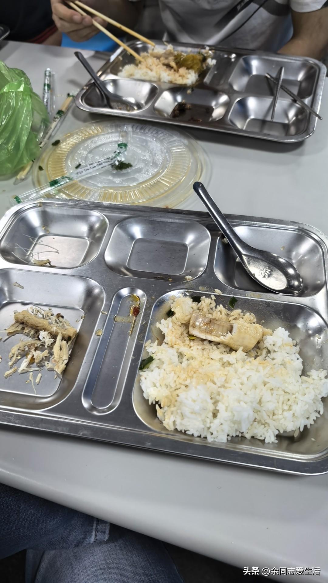 这周上夜班，每天的宵夜都是21点准时送到厂子里。在越南厂子，我们中方人员几乎不吃