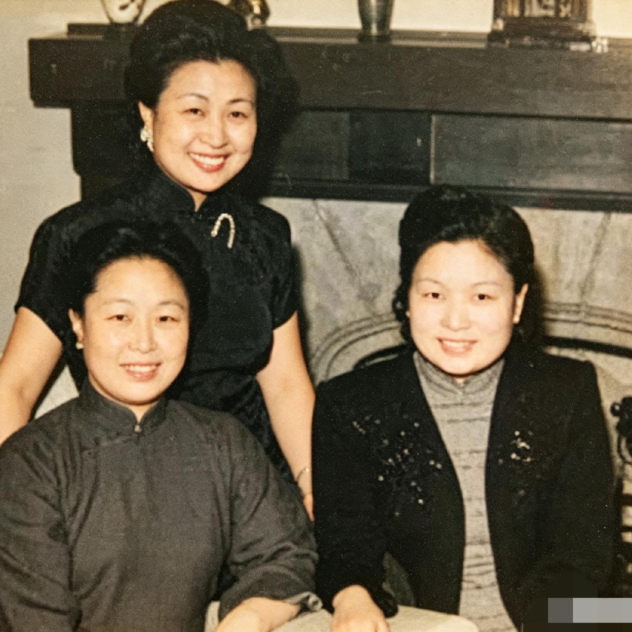 严氏三姐妹，一张罕见的留影，这张照片拍摄于上世纪40年代，地点是天津严家的住宅客