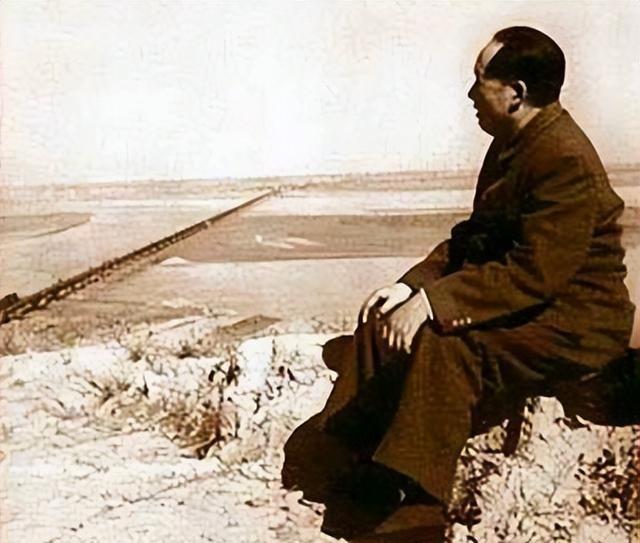 1952年，毛主席去河南视察水利工作，没想到就在接待他的军官中，他竟然看到了一个