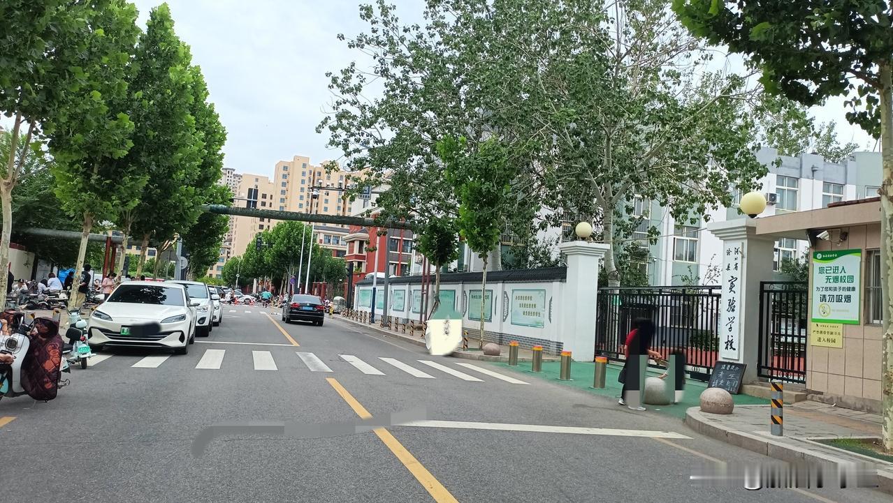 今天河北省中考第一天，天气很好，温度也不高。

早上带孩子出去，路过两个安排中考