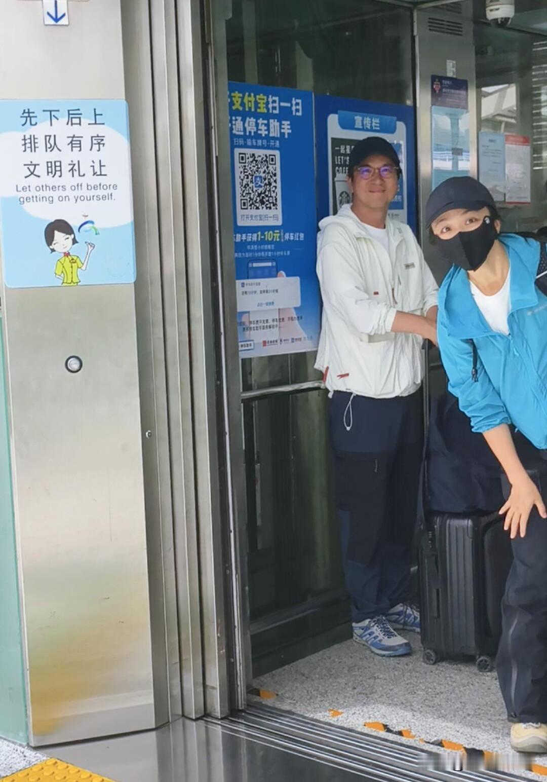 汤唯真的嫁对人了[赞][赞]近日，汤唯金泰勇被拍，老公推着箱子面带笑容，汤唯穿着