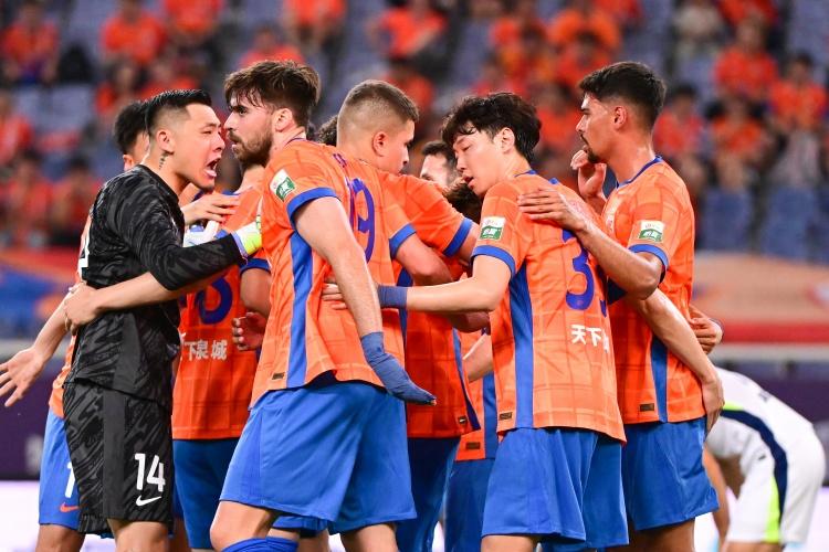 山东泰山热身赛输给上海申花2-9挺好的。给泰山上上强度，省的这帮大爷们还半生醉死