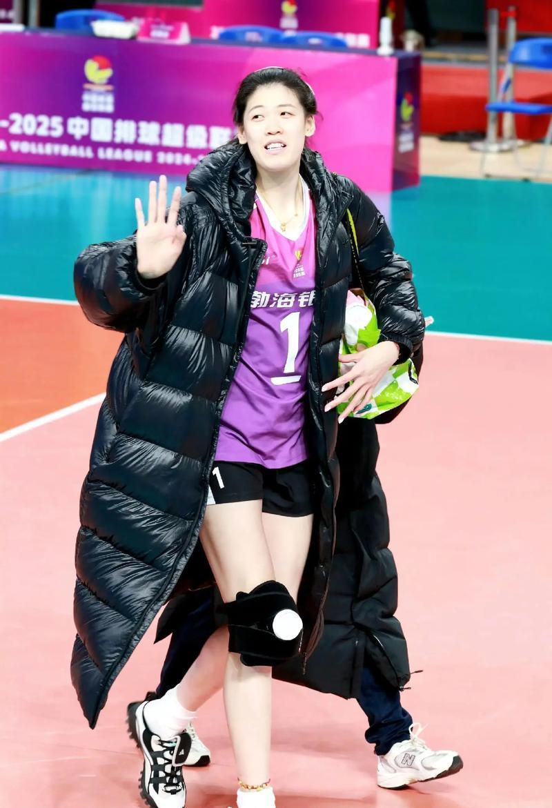李盈莹留洋遇阻？天津女排名单为何有妹妹：
这两天大家看到天津女排公布的队员名单了