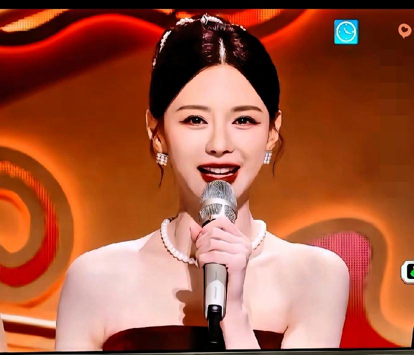 沈梦辰彻底逆袭了！

湖南春晚一亮相直接刷屏，瘦出利落轮廓、气质冷艳高级，完全摆