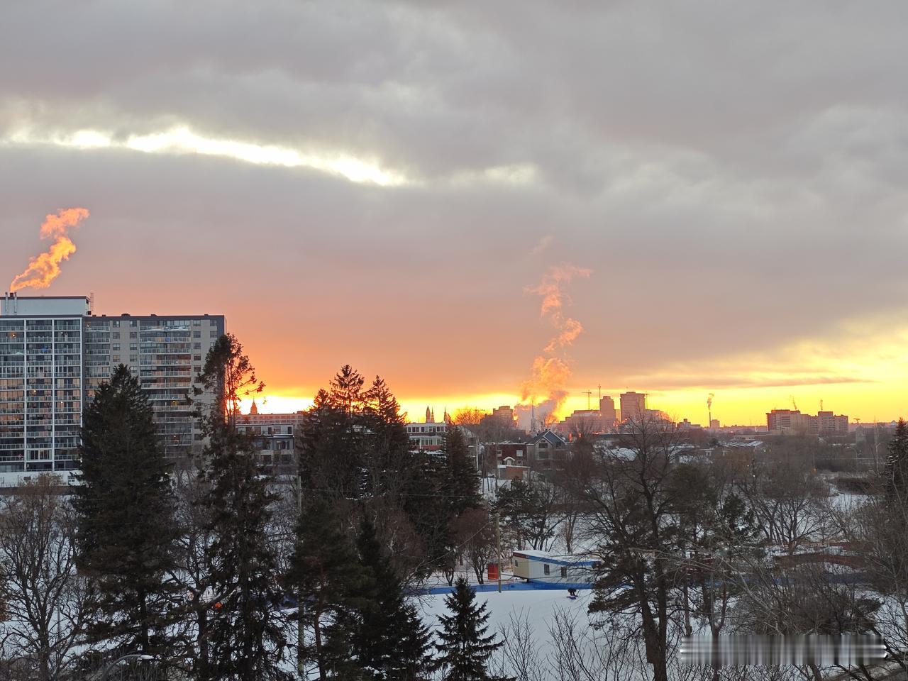 随手拍张图，分享美好瞬间刚刚，当地时间下午4:20分，渥太华的落日余晖。