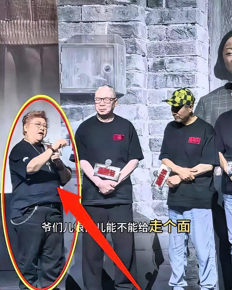 韩红喊大家进电影院“走个面”，评论区直接炸了。

你一个住着豪宅、开着兰博基尼的
