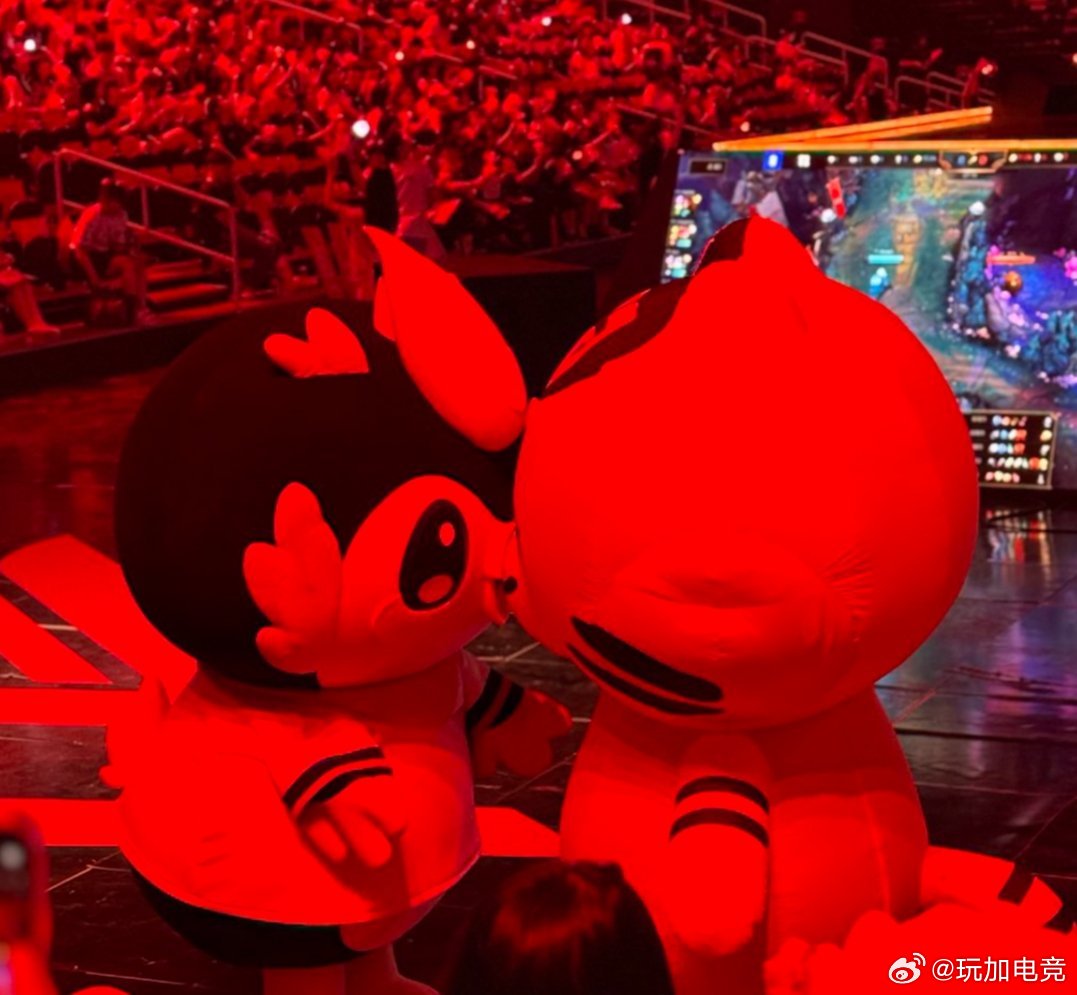 时隔半年今天终于要碰面的两个吉祥物真是一对苦命鸳鸯啊cr.leefakerism