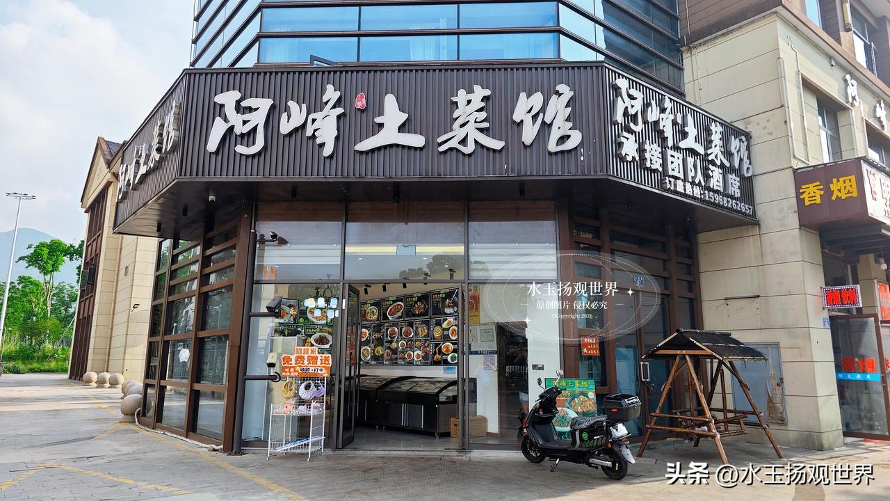穿行在安吉的山野之间，看竹海连绵起伏，清风裹挟着草木清香扑面而来，逛累了想寻一处