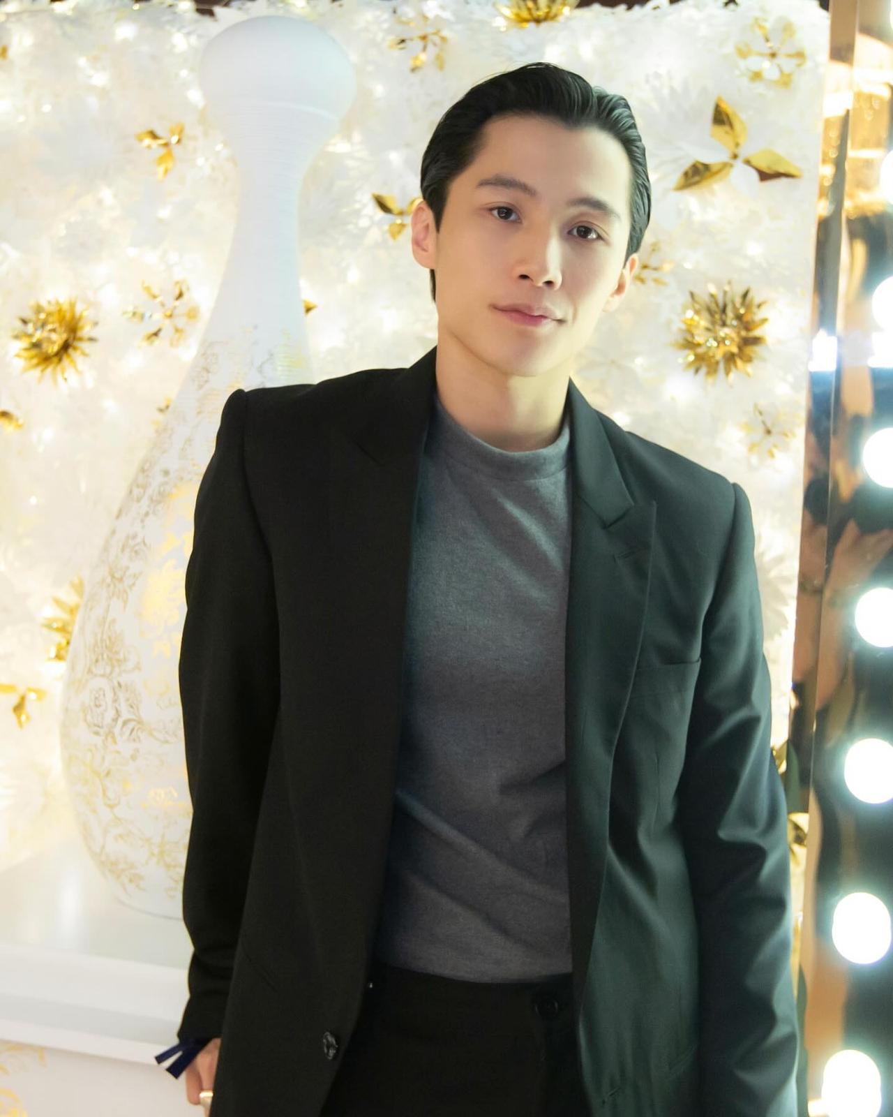 他是香港著名影星汤镇业的儿子，今年都已经27岁，五官长得很标致，颜值跟爸爸巅峰时