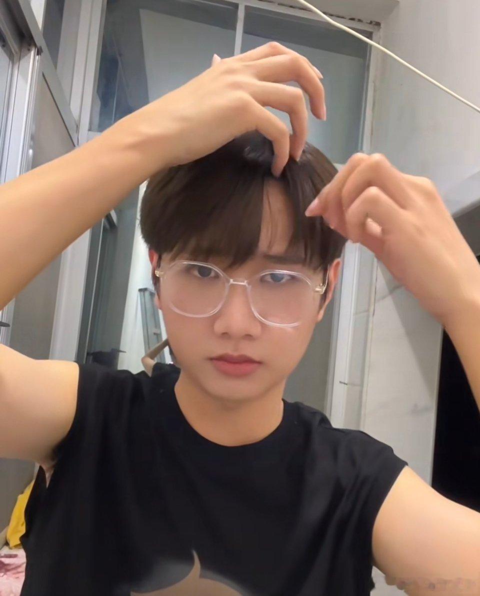 网友撞脸汪苏泷，撞脸也没事，我粉的不是颜值，而是才华。 ​​​