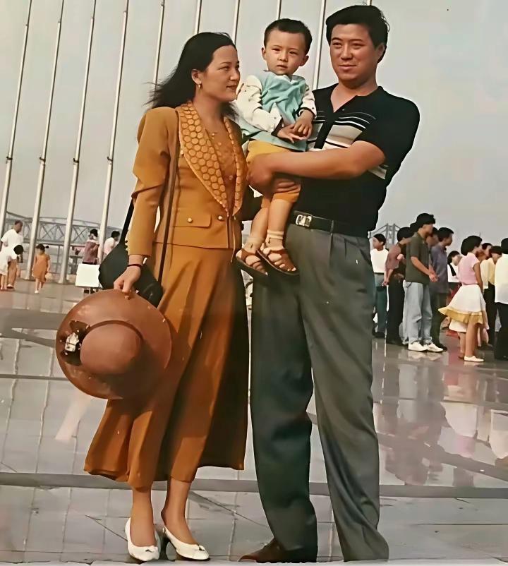 90年代，黄景瑜和爸爸妈妈的一张合影，看着也就两三岁的样子，嘻嘻！

当时，黄爸