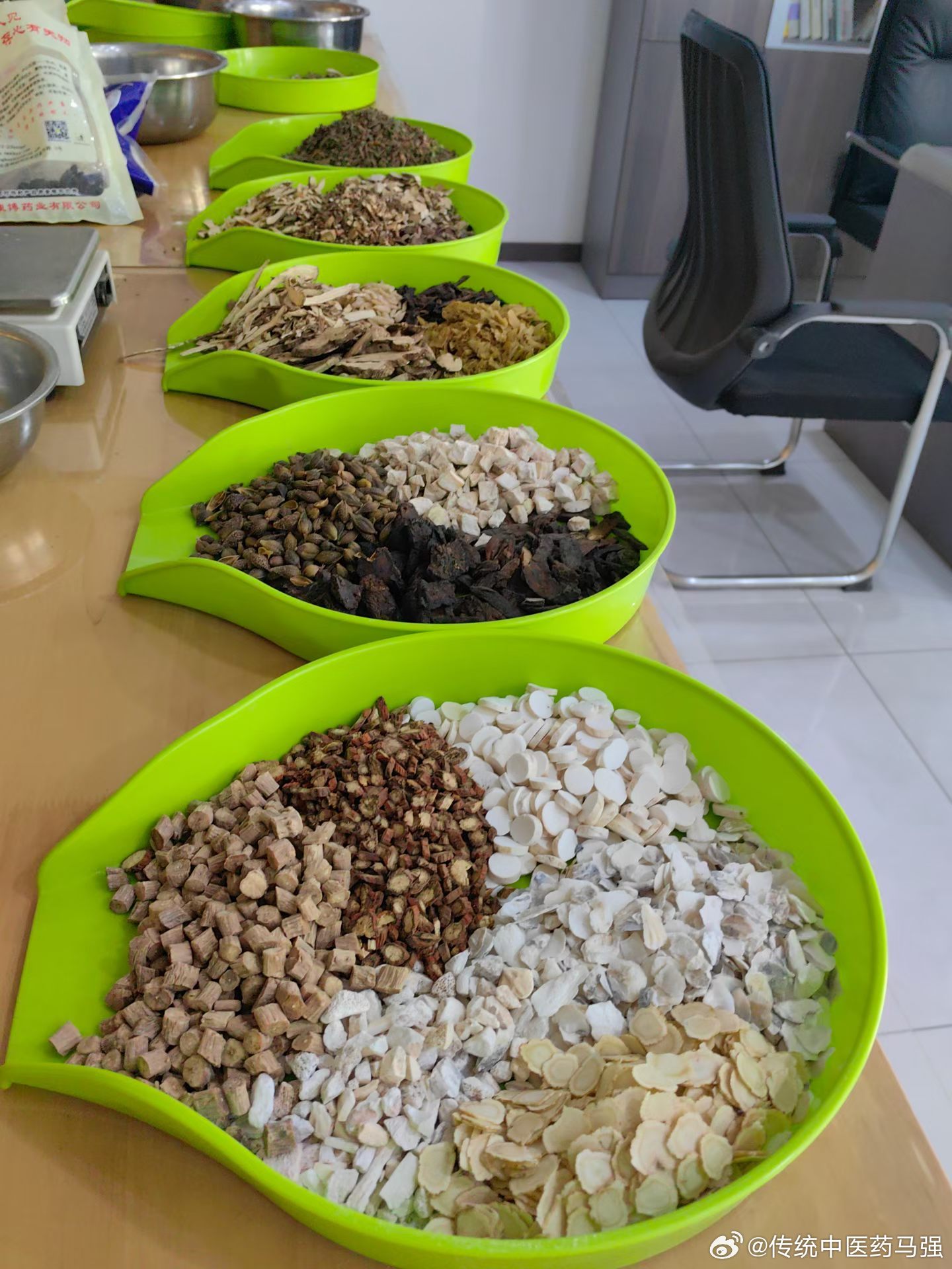 任何一种圆满，都曾接受千锤万凿的雕琢，任何一种璀璨，都曾经历百转千回的磨砺。 