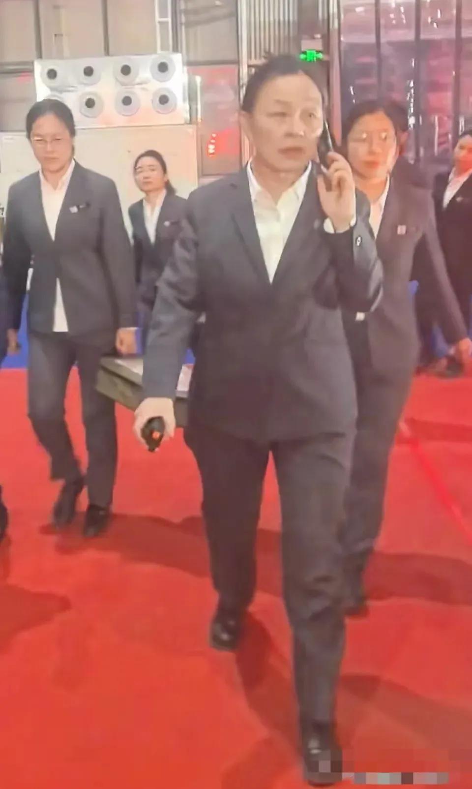 郭玉梅，河南矿山的财务，年会发钱火了。目测可能有50来岁，看气质就是那种能干的，