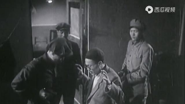 “我问你，1938年有一个人当场受到特务头子戴笠的夸奖，还赏了他一支手枪！他的号