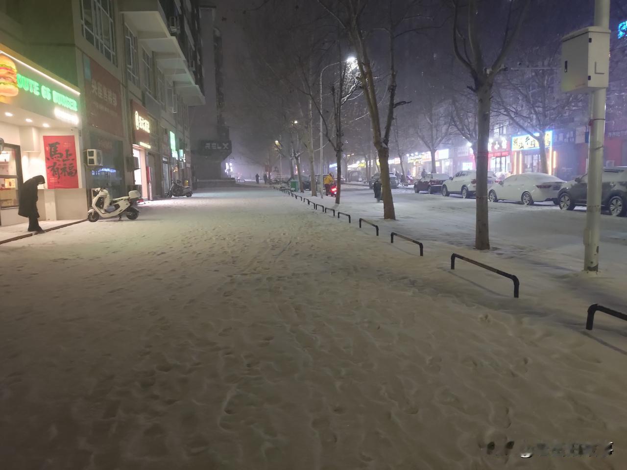 我刚来郑州的时候，在郑州一家国企工作，有一年老厂长退休，接任的新厂长因为对当时的