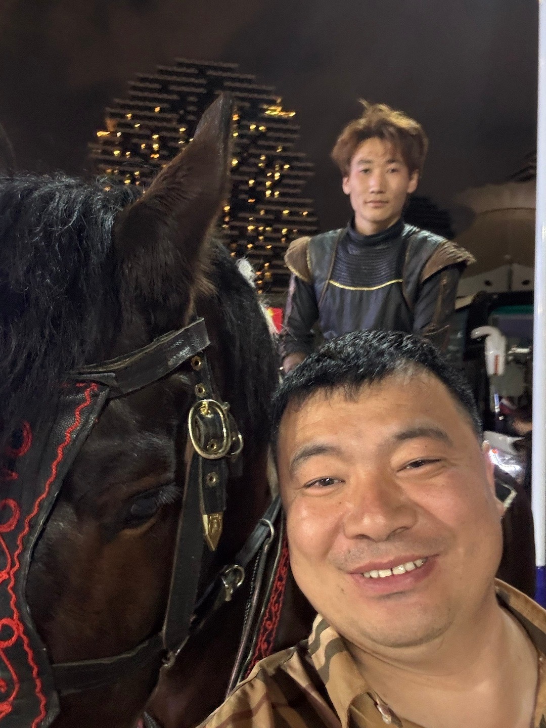 我跟马合影，好久没有看马戏表演了，有俄国的演员演出，台下也很多俄国观众，俄国人喜