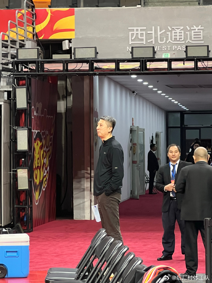 郭士强现场观赛广东vs上海 今晚CBA常规赛，上海男篮vs广东男篮，中国男篮主帅