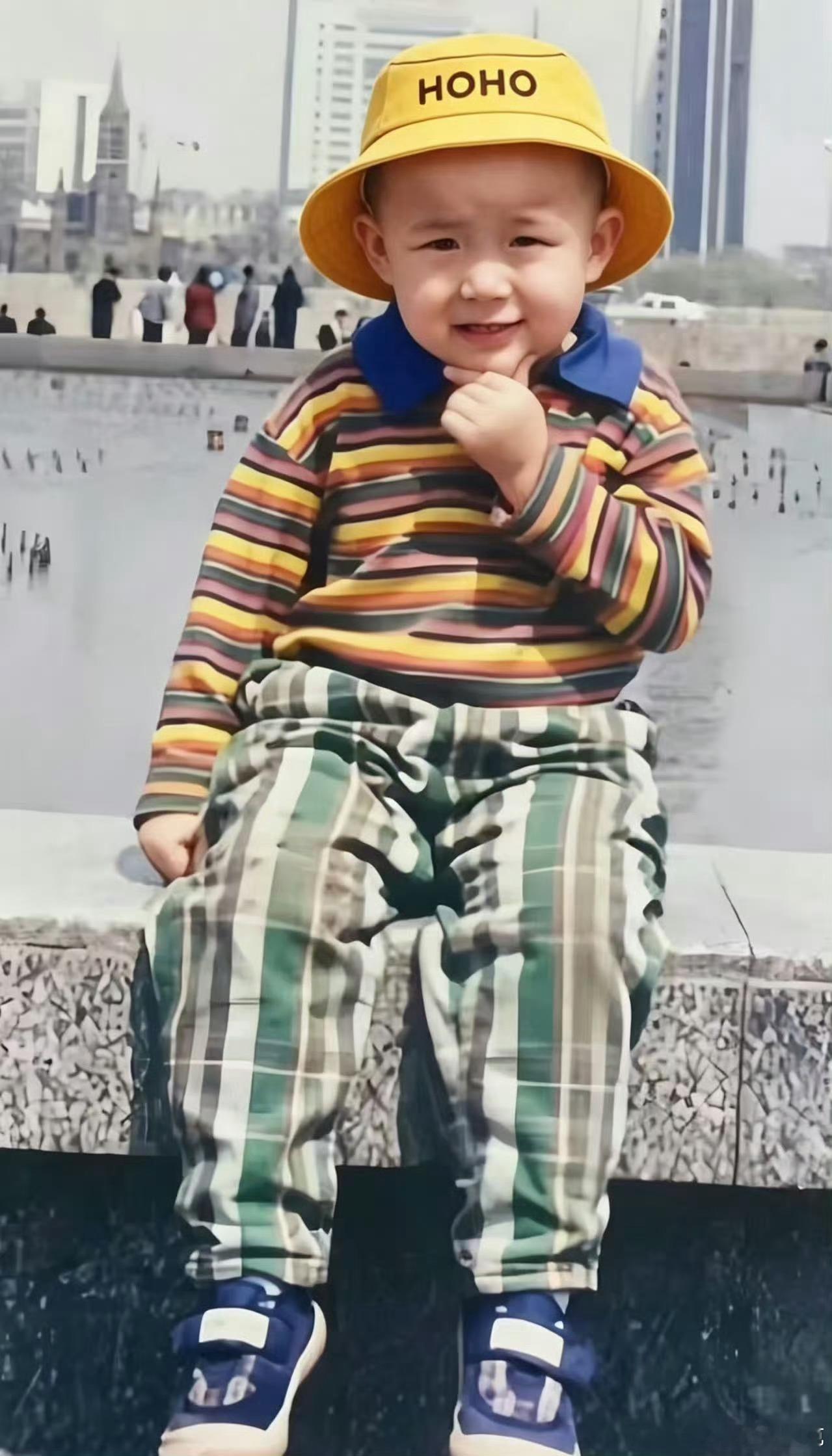 六一快乐是王楚钦的HOHO给的 这HOHO也太还原头头的手绘了！戴上小黄帽萌到犯