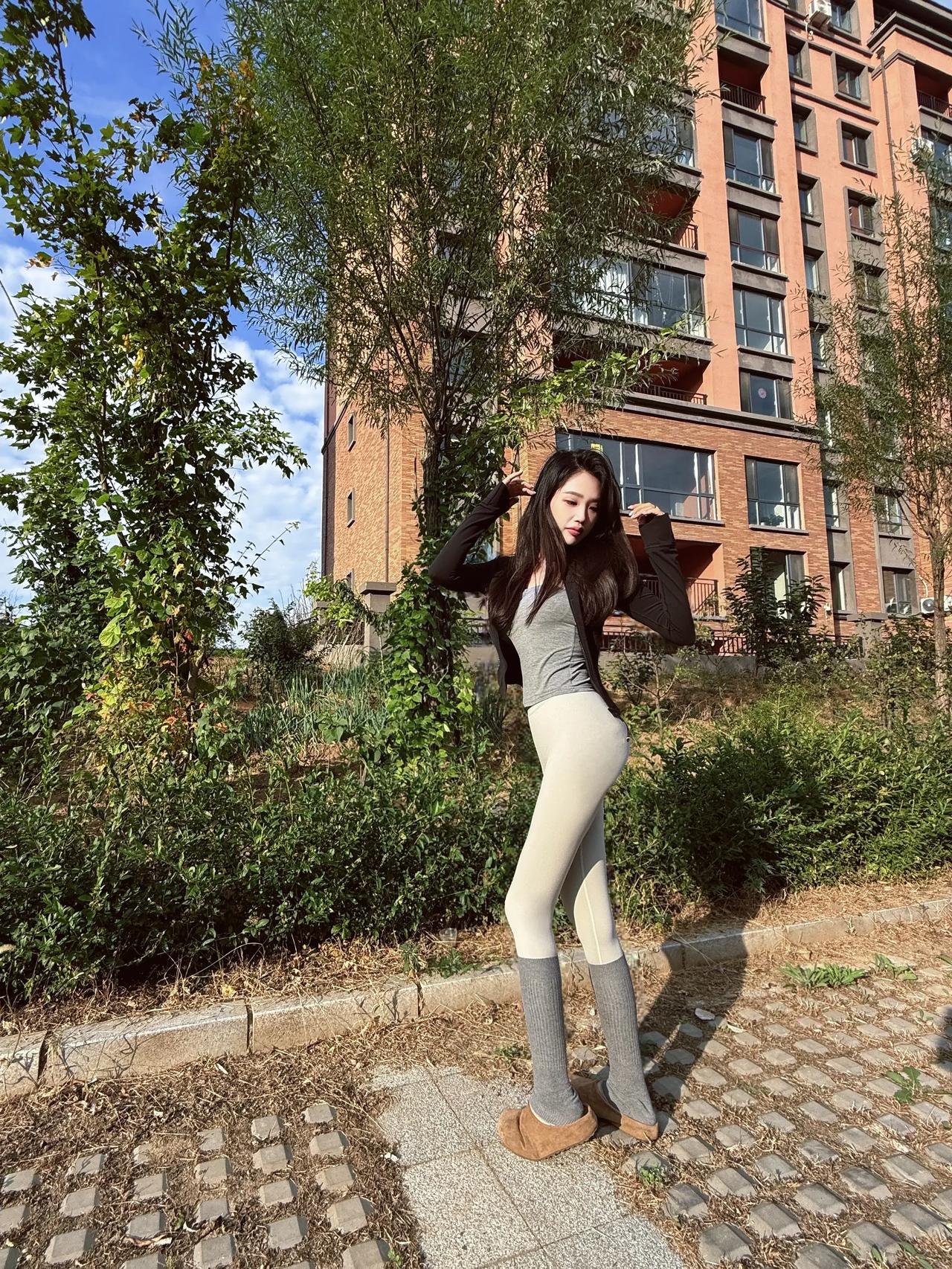 穿瑜伽裤上班,到底应不应该? 穿瑜伽裤上班，这事儿争议挺大。有人觉得它时尚又能秀