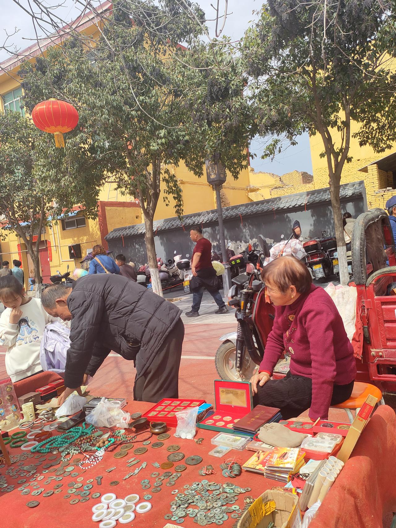 分享你镜头里的人间烟火红灯笼挂在树梢，老街上的古玩摊摊开岁月的碎片，铜钱、珠串、