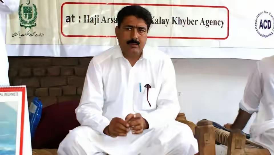 抓拉登的时候，有个巴基斯坦乡村医生阿夫里迪，被美国CIA发展成间谍，当时许诺他的