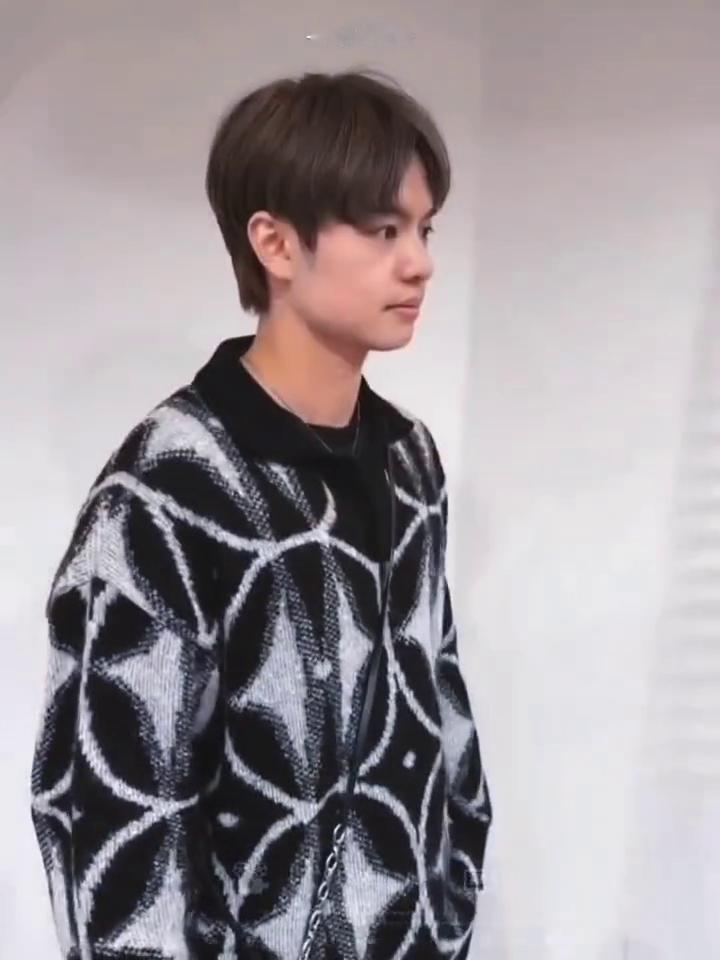 雨田姓史新短发上线，没了头发遮挡，清爽利落，精气神超足。