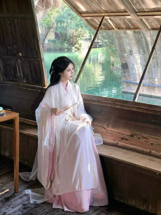 “烟雨楼 泛轻舟”